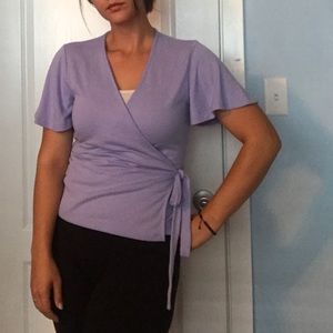 🌺 Lavendar short sleeve wrap-around blouse
